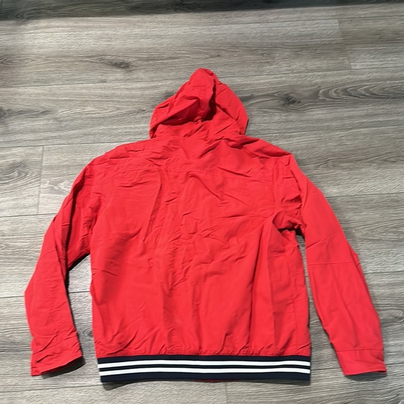 Used Men’s Tommy Hilfiger Lightweight Waterproof Red Zip Up Bomber Jacket. - Picture 2 of 5